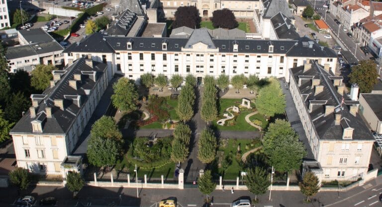 Un jardin thérapeutique à Nancy : une initiative inquiétante pour les enfants hospitalisés