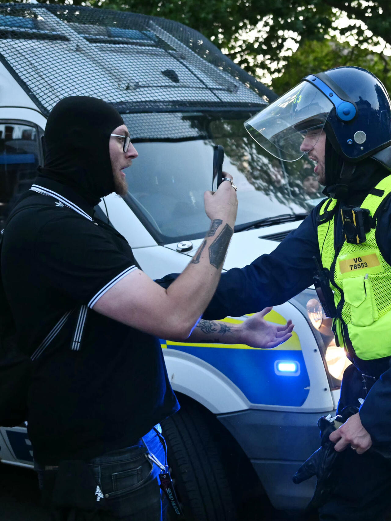 Violences à Epping : la police accusée de favoriser les militants antifas