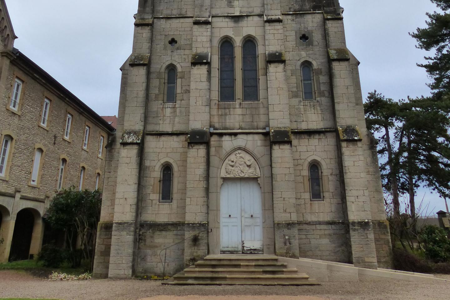 Horrible viol dans un cimetière d’église : une femme victime de groupes d’hommes inconnus