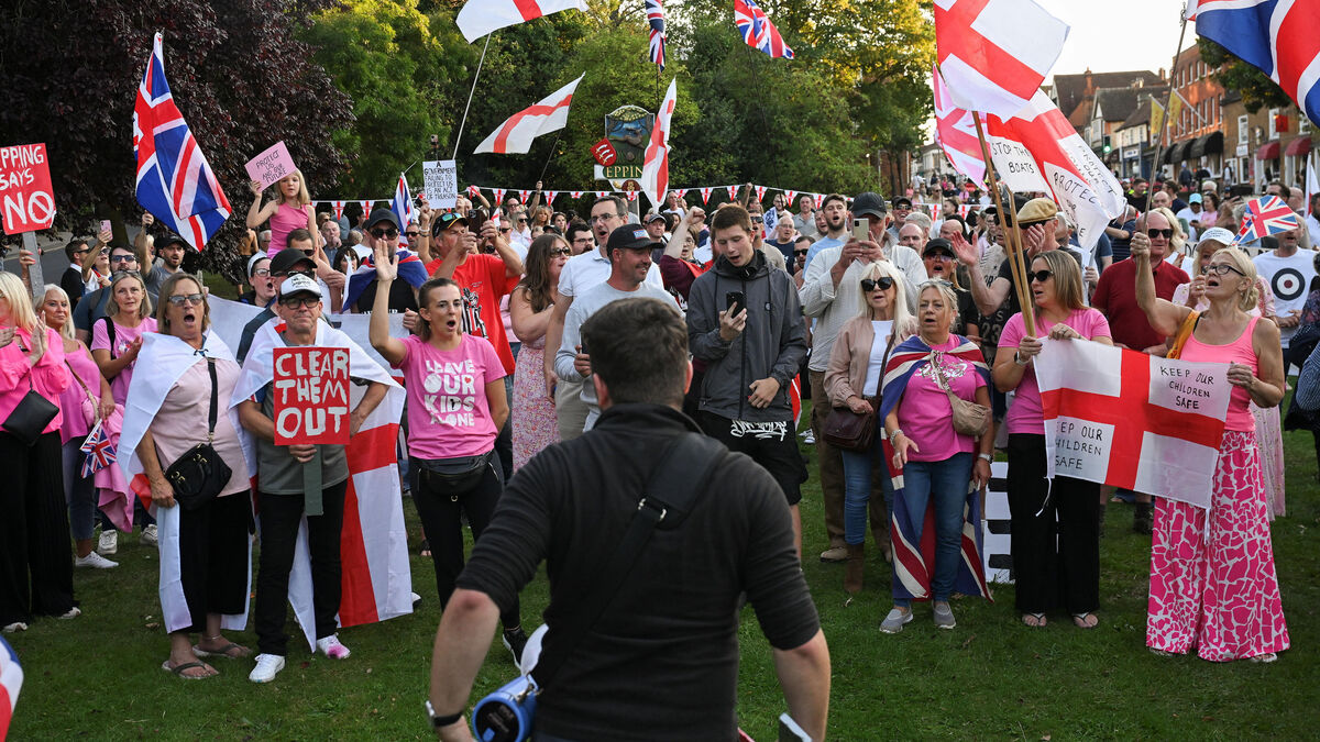 Des mères britanniques en première ligne des manifestations anti-immigration : un appel à la violence et à l’intolérance